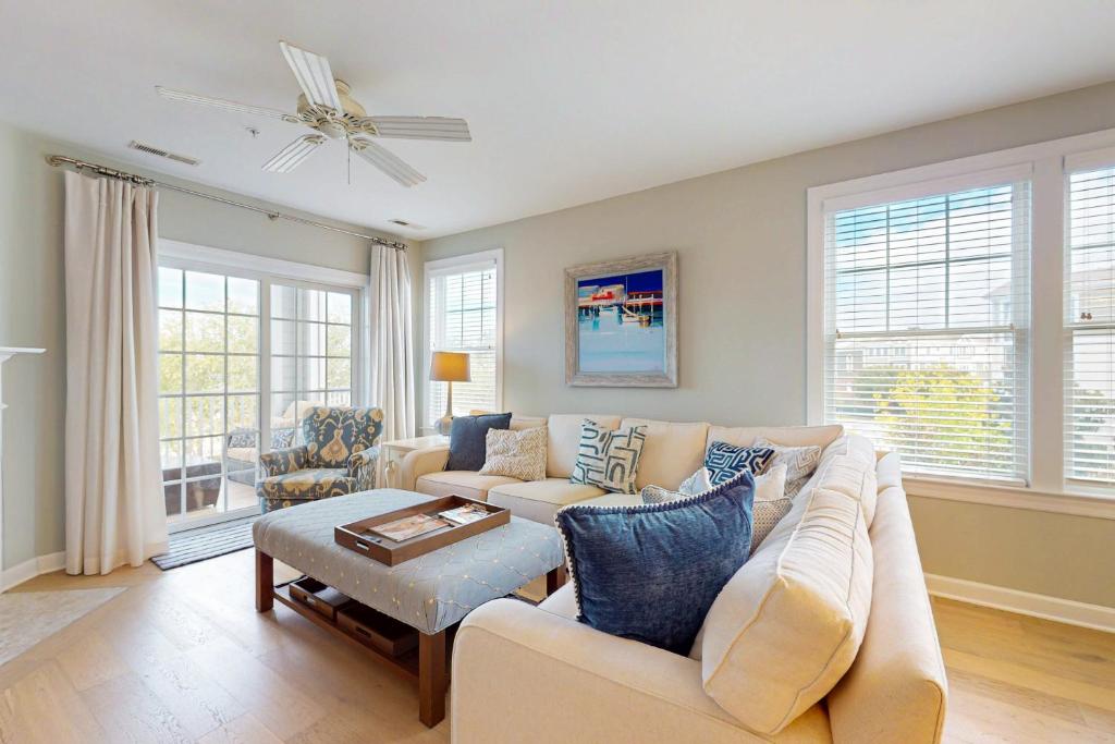 TV a/nebo společenská místnost v ubytování Bayside Resort --- 31574 Winterberry Pkwy #210