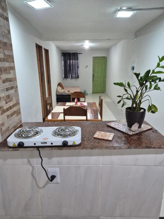 une cuisine avec une cuisinière sur un comptoir dans l'établissement Casa Dormitório na Cidade Nova 8 próxima da Vila cop 30, à Ananindeua