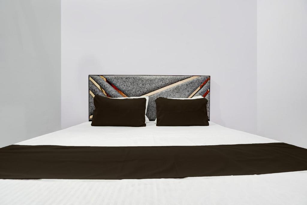 Una cama o camas en una habitación de Hotel O A. S. Residency