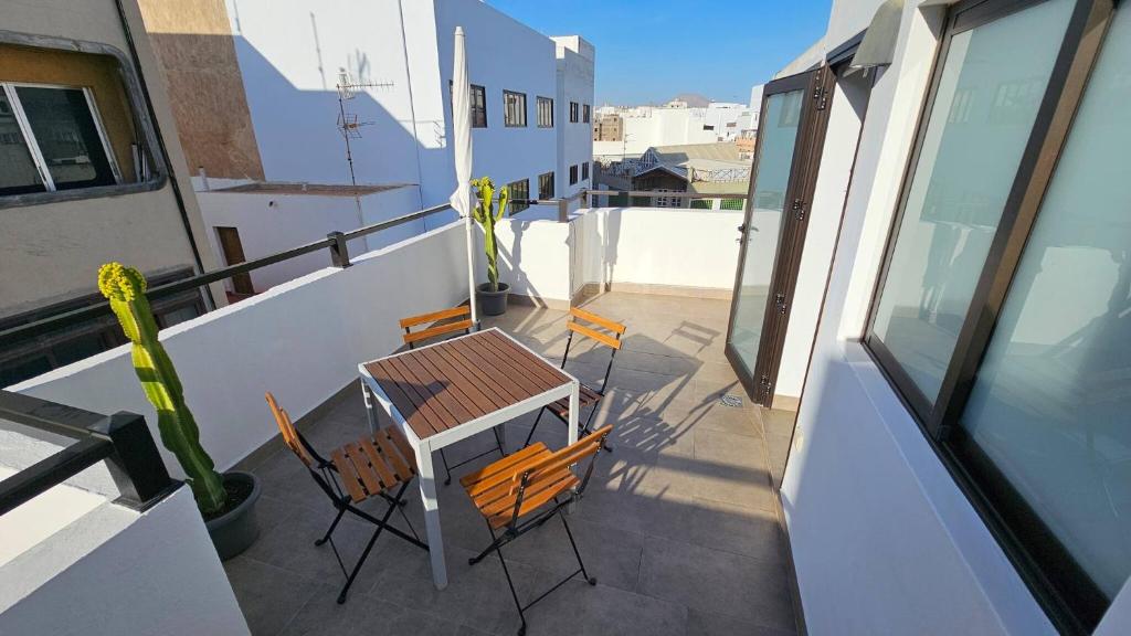 En balkon eller terrasse på Arrecife Apartamento Centrico con terraza