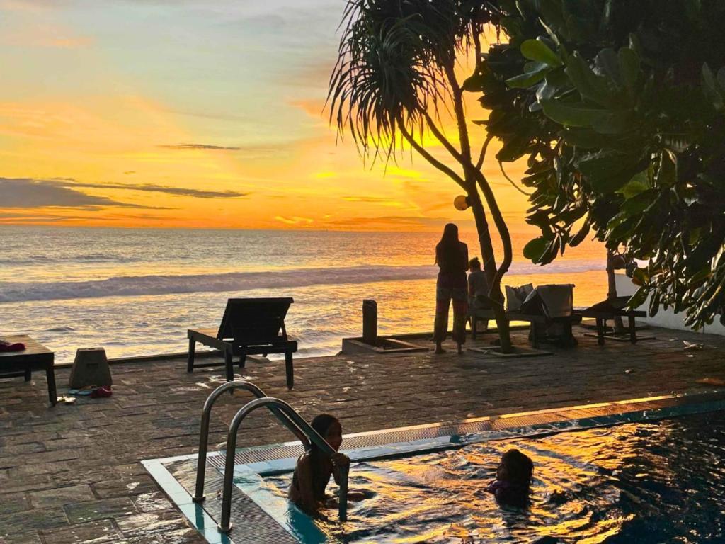 At Ease Beach Hotel - 19