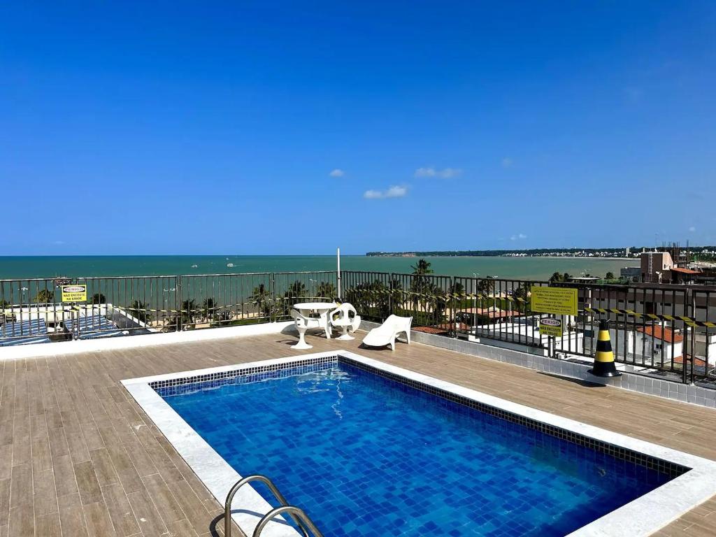 Swimmingpoolen hos eller tæt på Flat beira mar de Tambaú