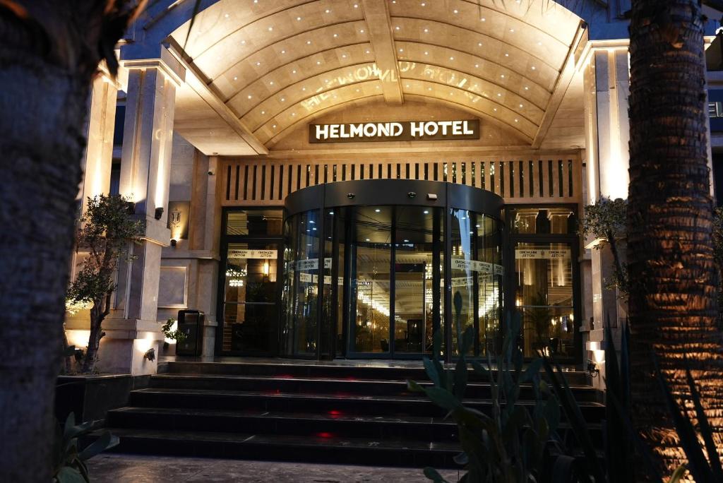 un edificio de hotel con escaleras delante en Helmond Hotel, en Erbil