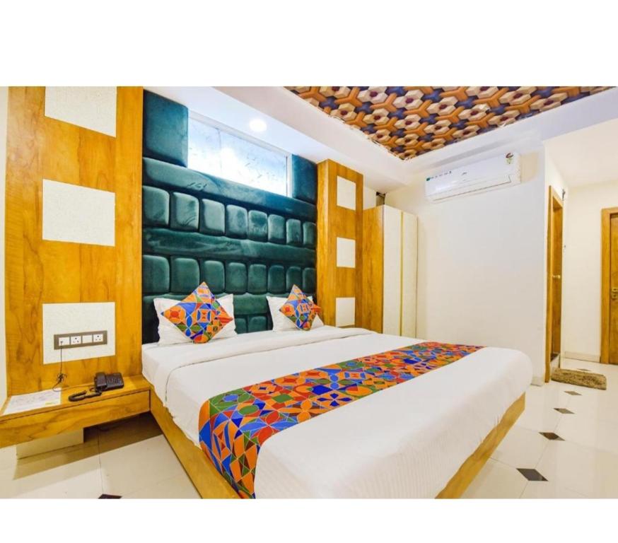 ein Schlafzimmer mit einem großen Bett in einem Zimmer in der Unterkunft HoTEL SIGNOR AIRPORT INDORE in Indore