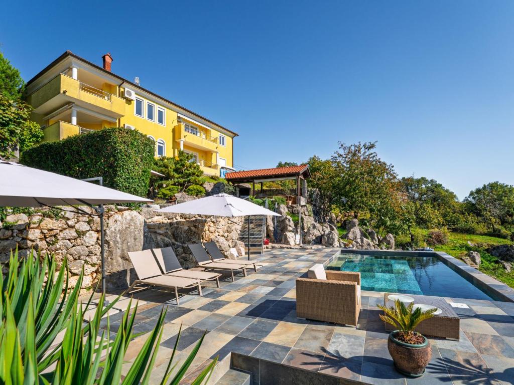 una villa con piscina y una casa en Apartment Kvarner house-1 by Interhome, en Kastav