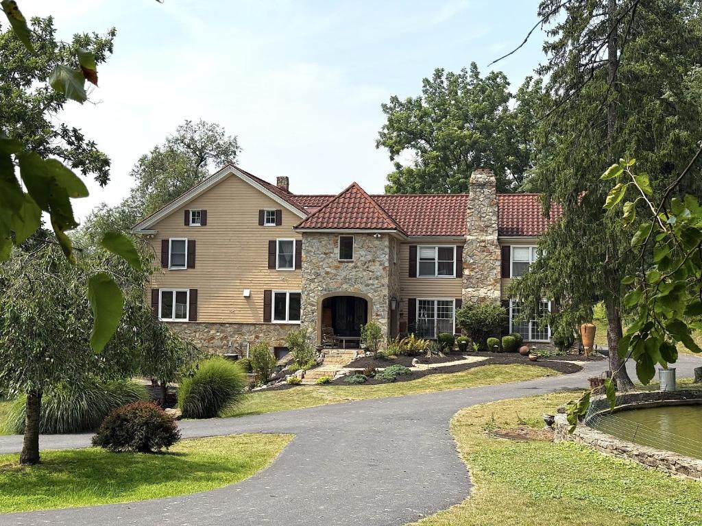 una casa de piedra con entrada en Hidden Valley Estate, en Harrisburg