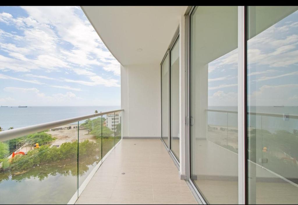 einen leeren Balkon mit Meerblick in der Unterkunft luxury apto sierra beach pozos colorados in Playa Bello Horizonte