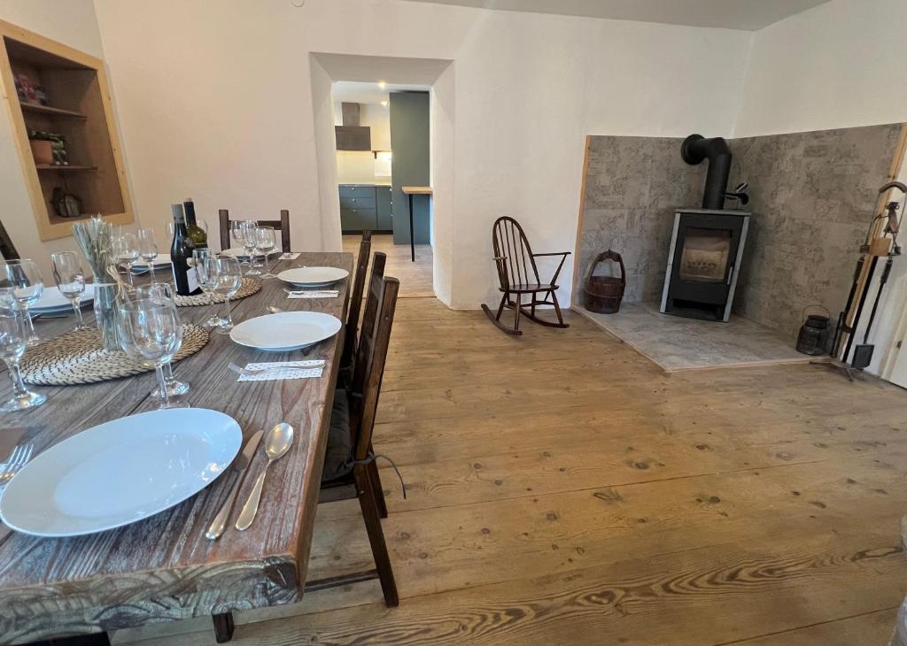 a dining room with a table and a fireplace at Binter Haus -Rattendorf in Rattendorf