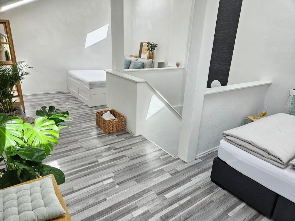 sala de estar con paredes blancas y suelo de madera. en Lendhäuschen, en Klagenfurt