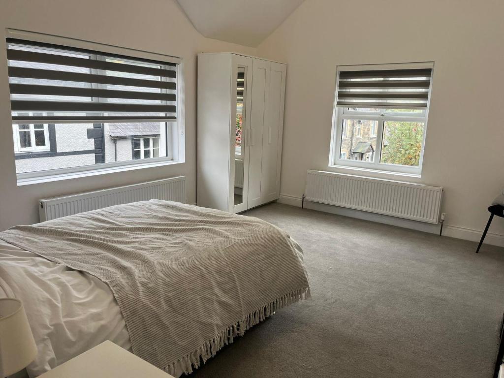 Llangollen - House - Sleeps 8- Garden - Double Room With Park View