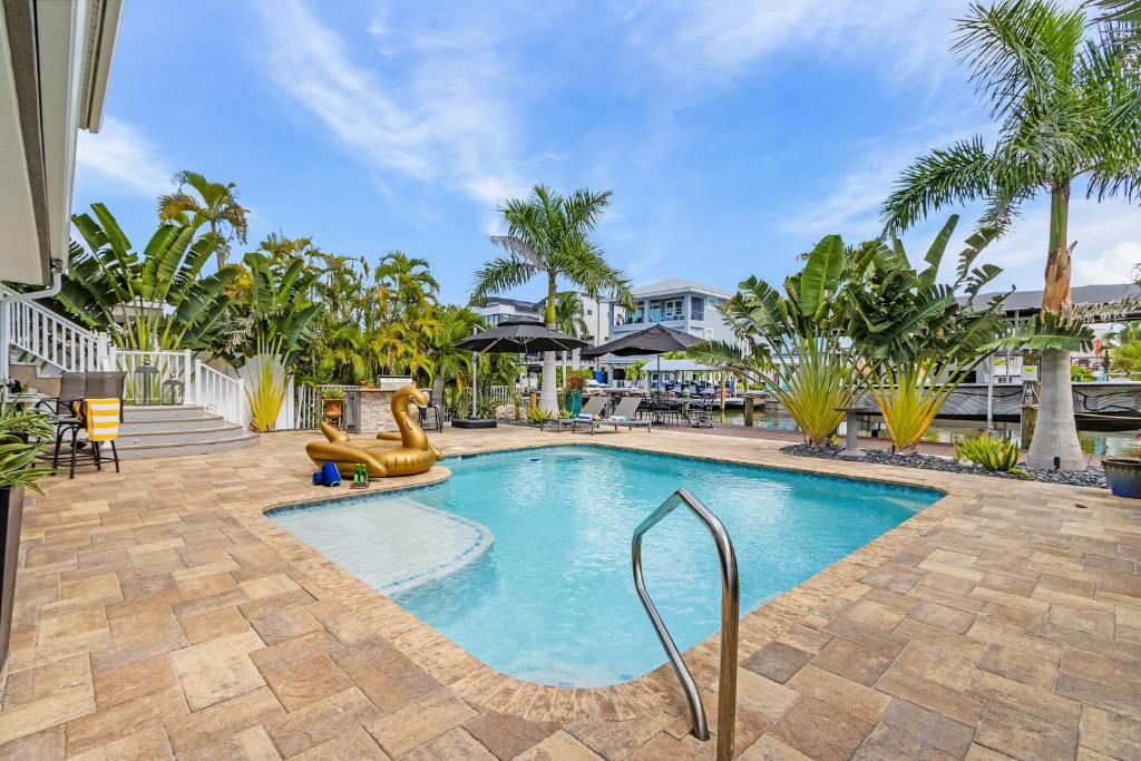 Primos House Luxury Waterfront Getaway with Heated Pool, Dock & Outdoor Kitchen ...