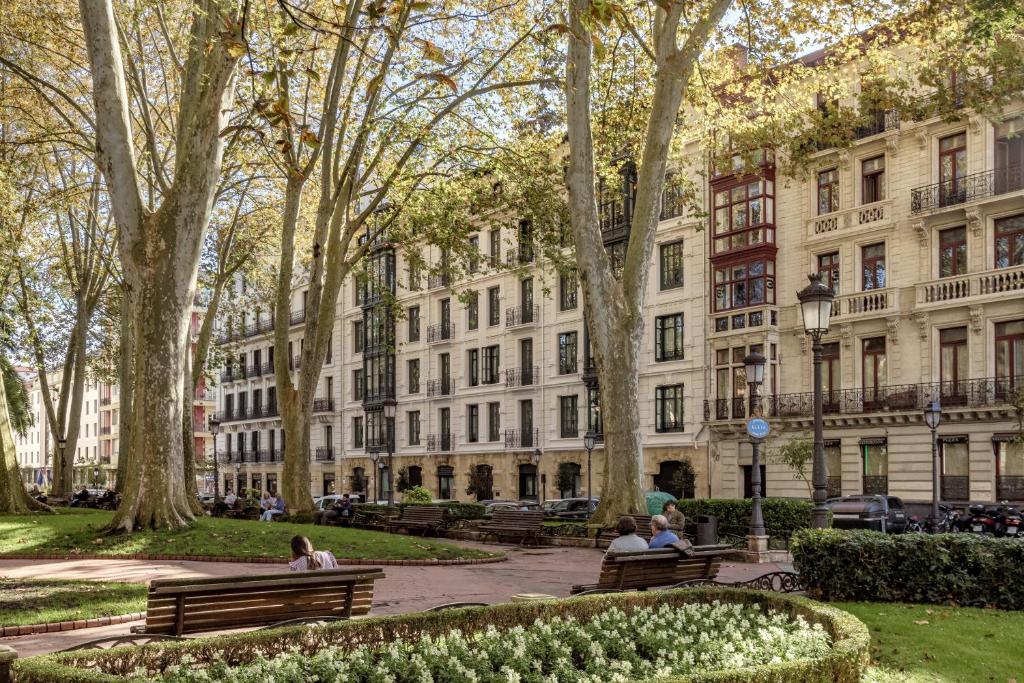 Un jardín fuera de Batimont Suites & Apartments