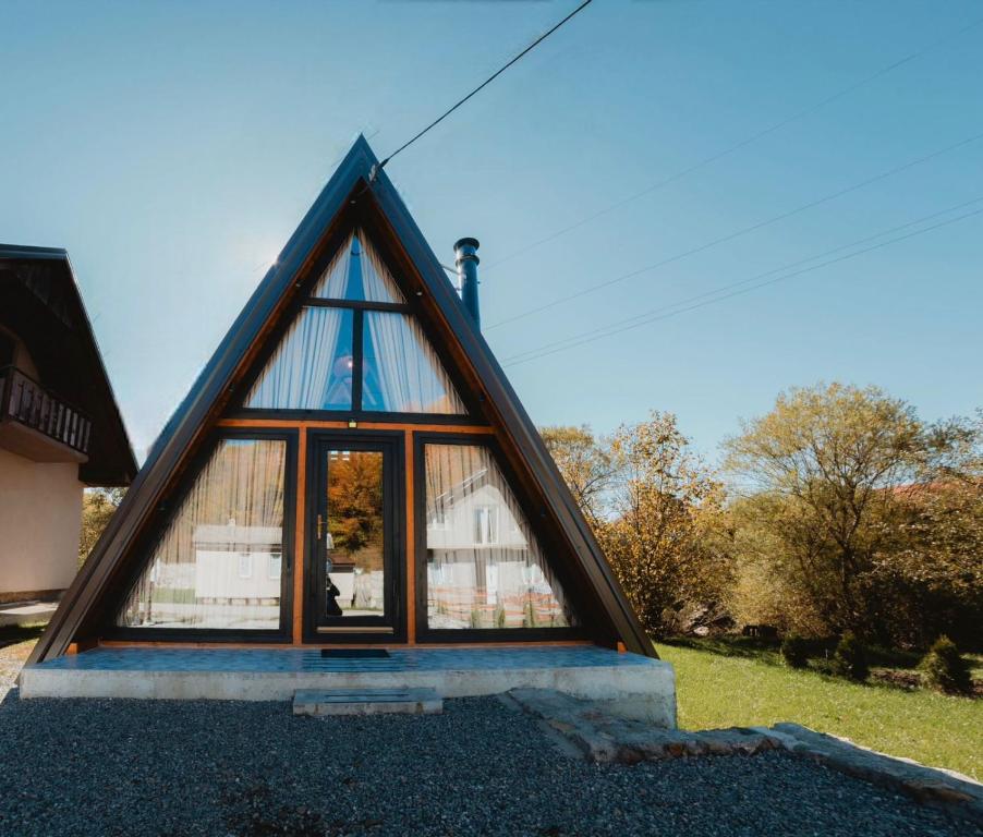 Το κτήριο όπου στεγάζεται  η παραθεριστική κατοικία