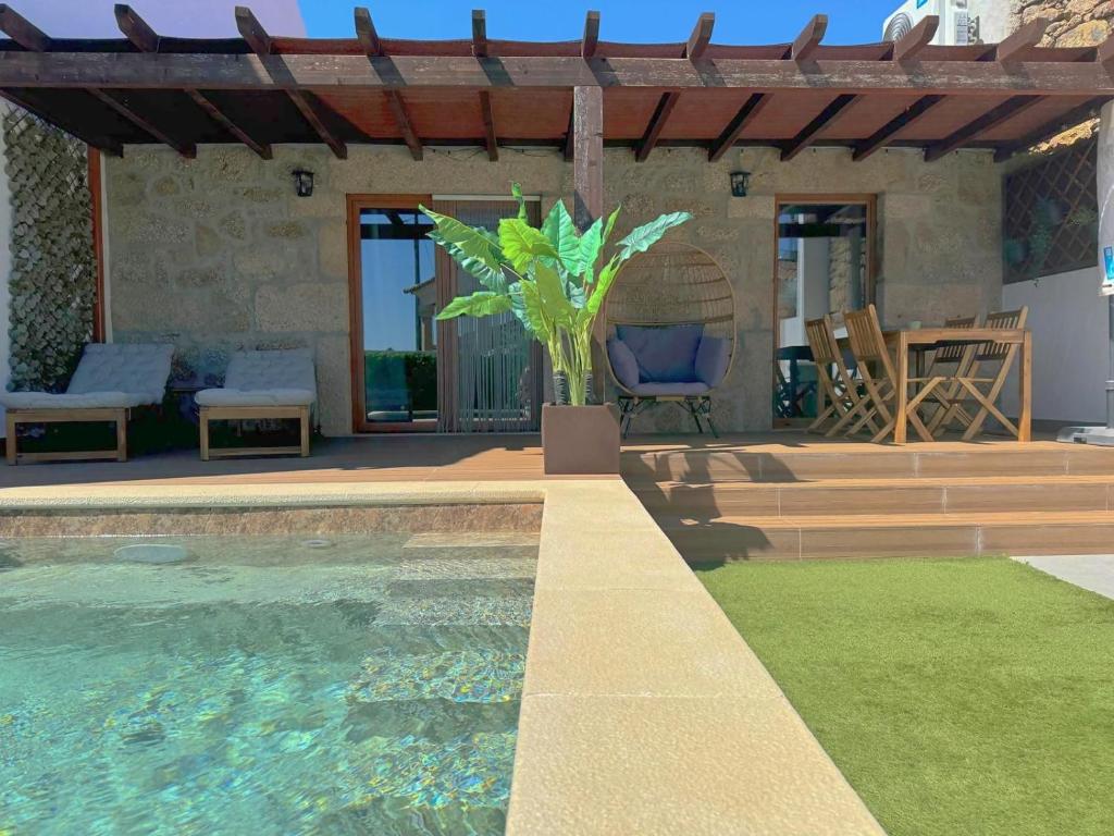 een huis met een zwembad en een patio bij Casa da Capela - Casa BemHaja in São Miguel de Acha