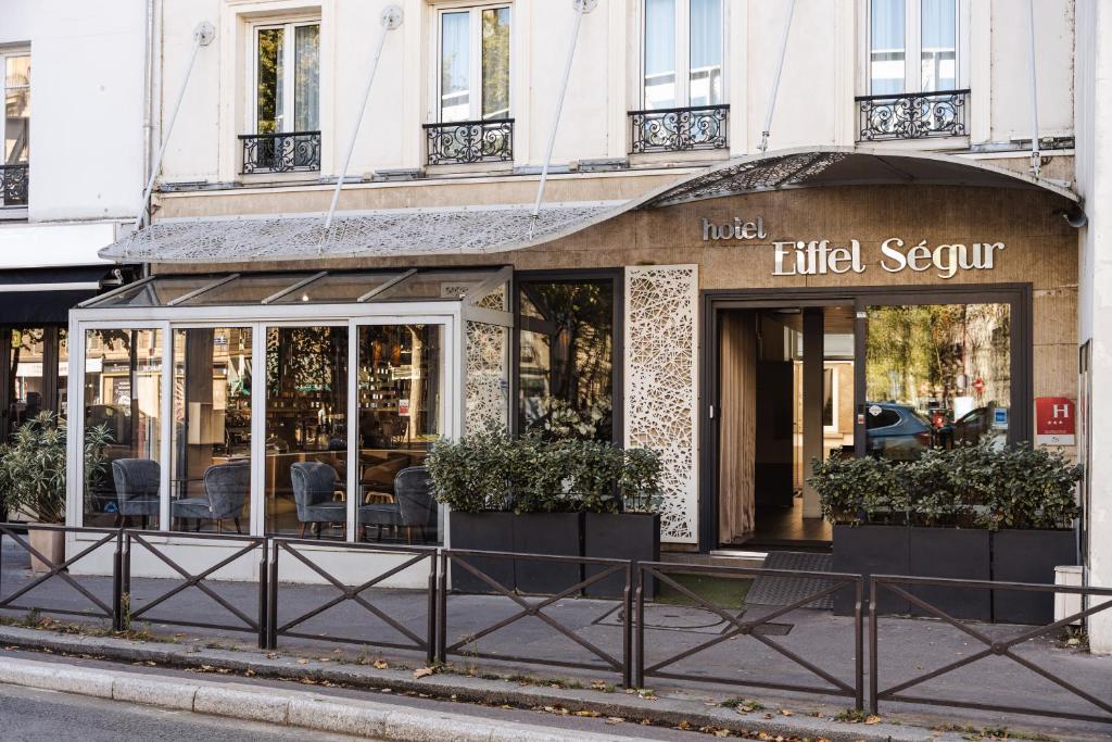 a little septent store on a city street at Hôtel Eiffel Segur in Paris