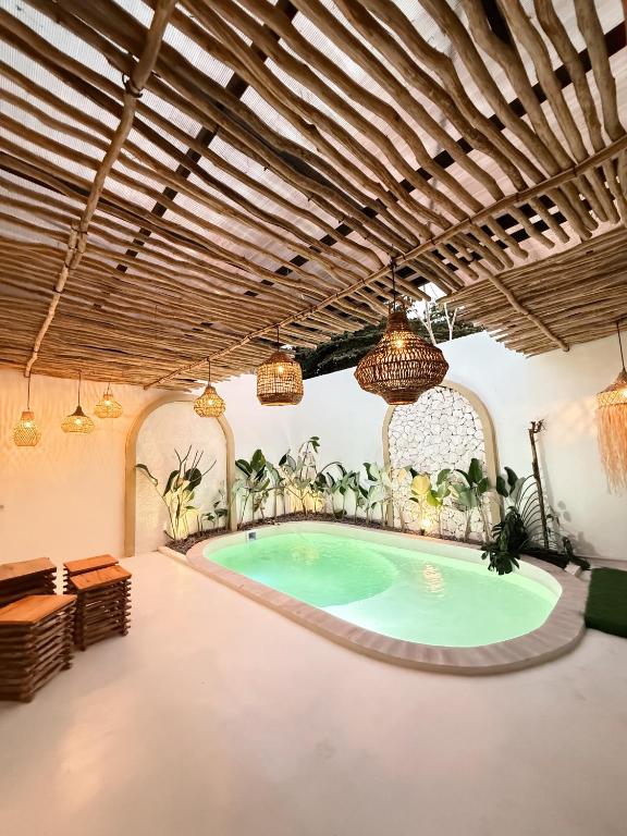 einen Pool in einem Zimmer mit Pool in der Unterkunft Sakha Villa Jogja With Privatepool in Jetis