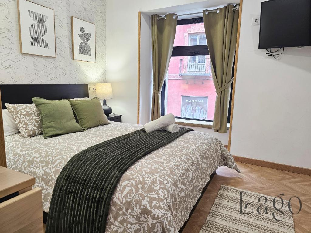 een slaapkamer met een groot bed en een raam bij Estudio con Wifi y AC en Centro Sol y Gran via in Madrid