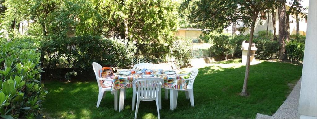 Κήπος έξω από το Bibione house with garden and fireplace