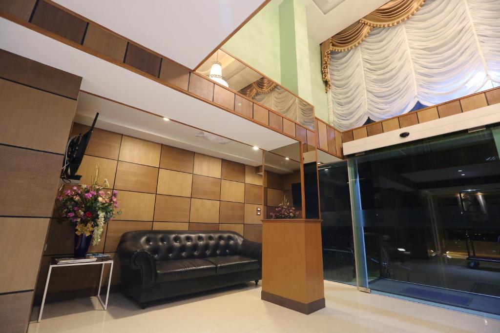 Posezení v ubytování RoomQuest Suvarnabhumi Airport Romklao Soi 6