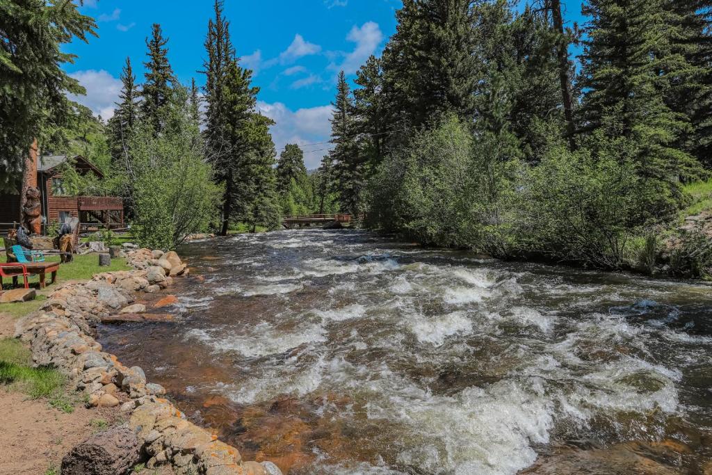 un fiume con rapide nel mezzo di Idlewilde by the River a Estes Park