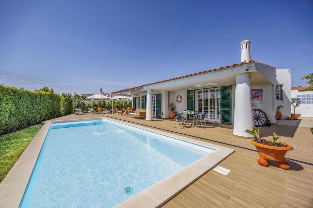 una piscina davanti a una casa di Villa Medicis by Villa Plus a Vale de Pedras
