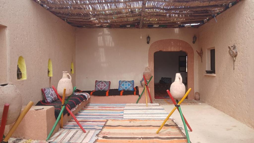 a living room with chairs and vases on display at LA PETITE MAISON DU LAC IRIKI in Foum Zguid