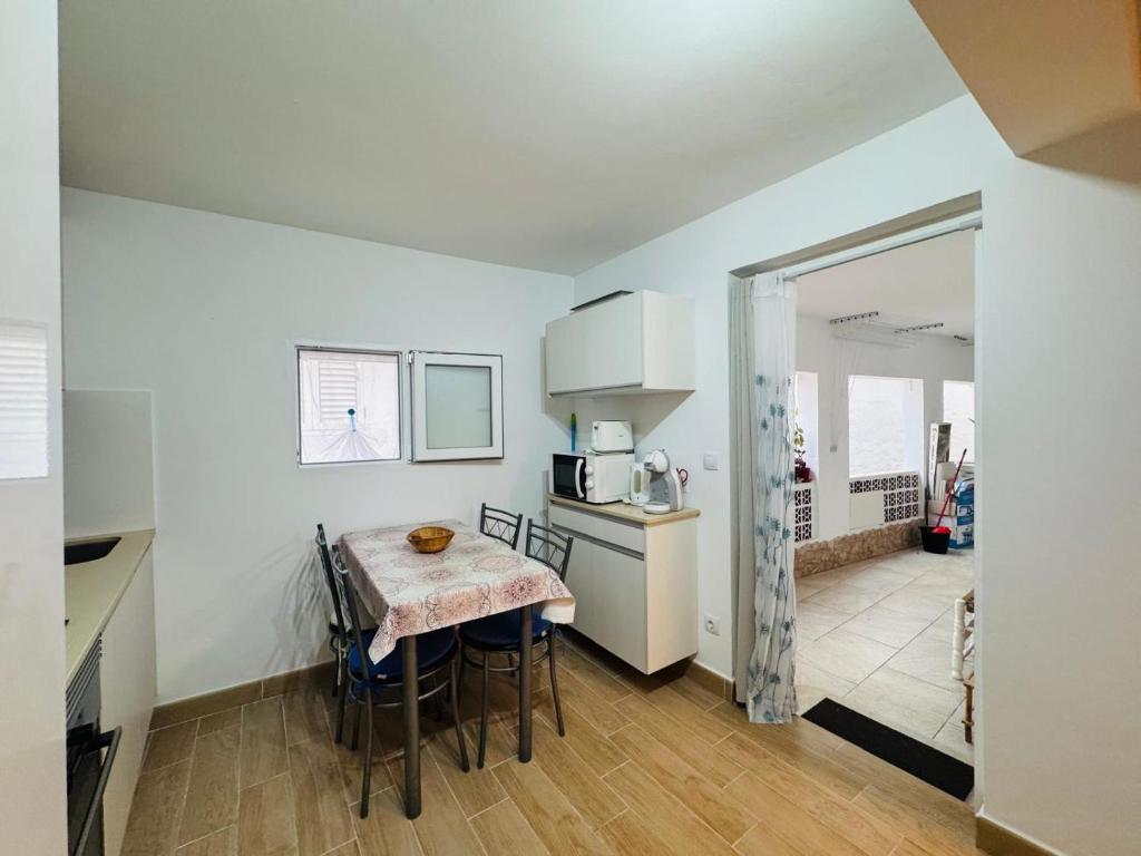 cocina con mesa pequeña y cocina con comedor en Estudio en Playa del Mogan, en Puerto de Mogán