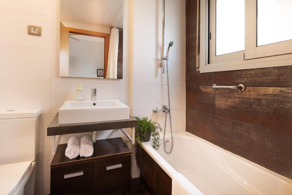 Mar Bella Beach Apartments - 15