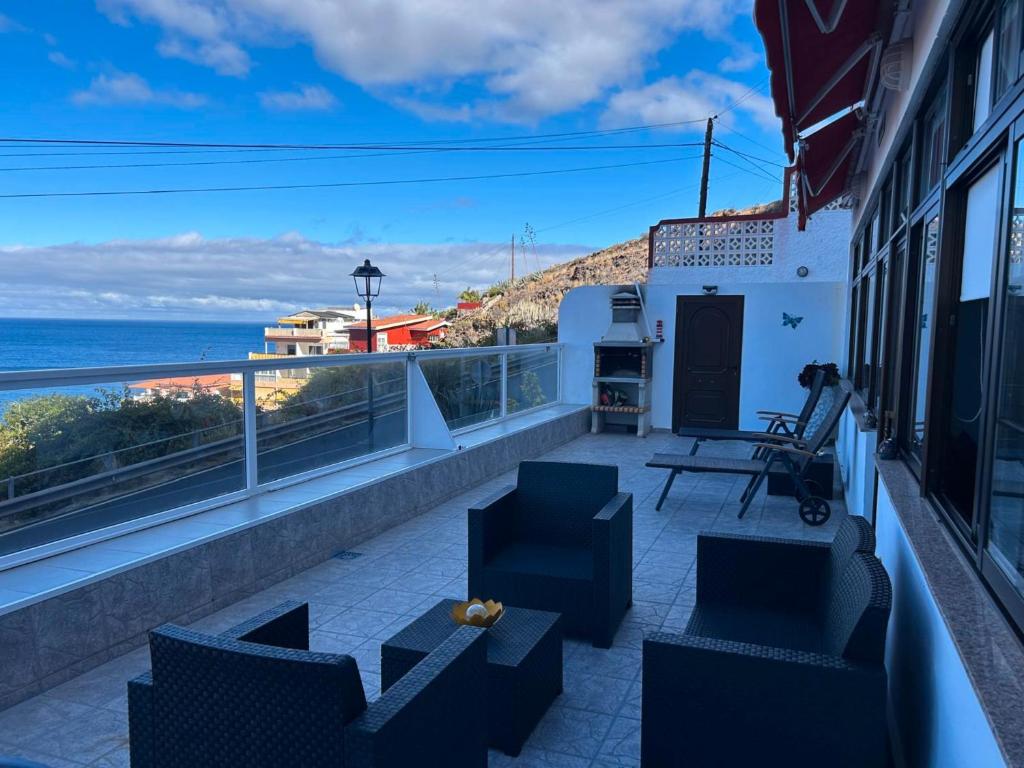 een balkon met stoelen en uitzicht op de oceaan bij Crisol Apartamento in Puerto de la Madera