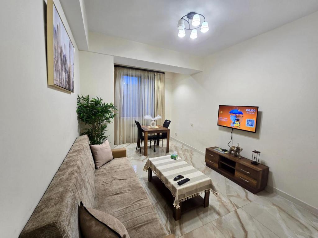 uma sala de estar com um sofá e uma mesa em Your Yerevan Home em Yerevan