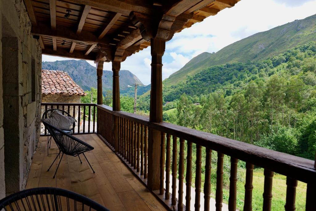 - un balcon offrant une vue sur les montagnes dans l'établissement El sueñu de Chari, à Llanes