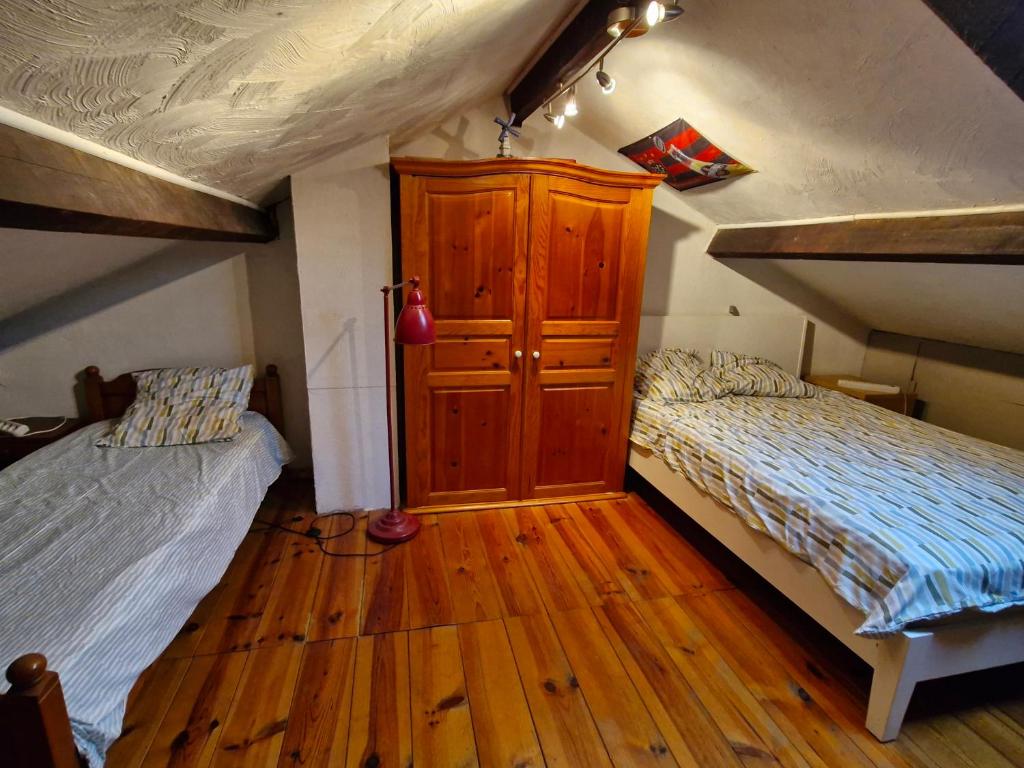 Ένα ή περισσότερα κρεβάτια σε δωμάτιο στο Villa paisible avec wifi, piscine et jardin