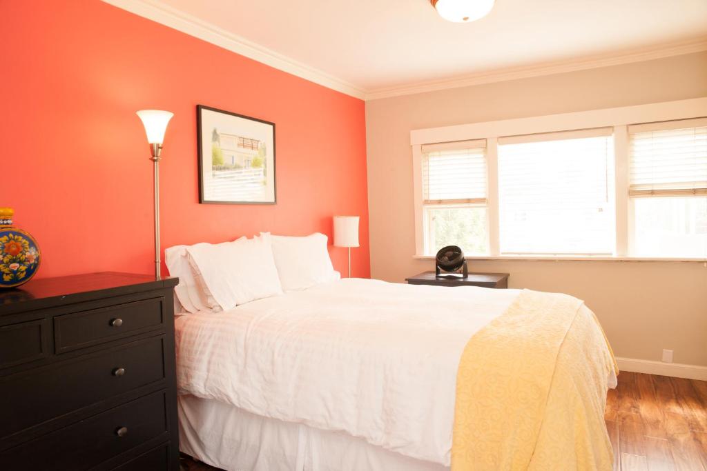 En eller flere senge i et værelse på Perfect West Beach Location! Chapala Gardens Two-Level 1BR- Unit 3