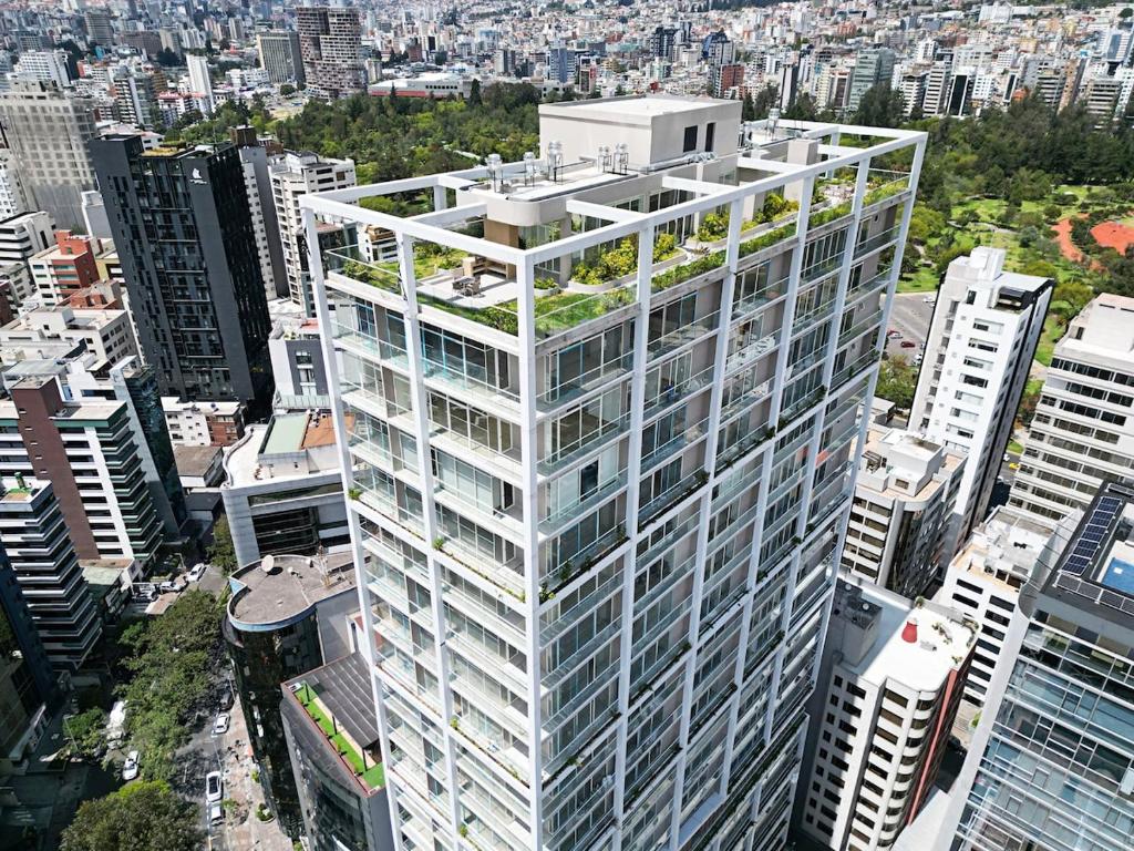 an aerial view of a tall building in a city at Nuevo Studio en Edificio Qanvas- Piso 19 - Parque La Carolina in Quito