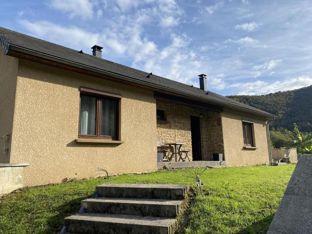 una casa con escaleras delante en Gite d'arnaud & emilie, en Deville