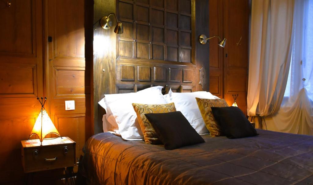 a bedroom with a large bed with two pillows at Suivez Le Lapin Blanc-BB Chambres d'Hôtes in Saint-Valery-sur-Somme