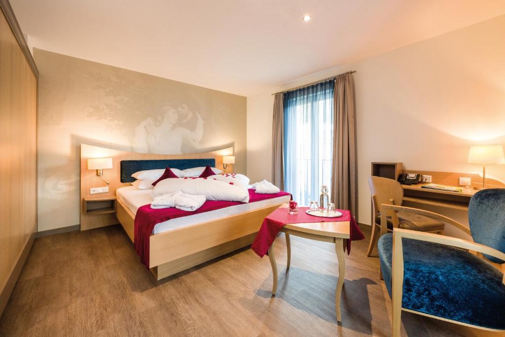 Postel nebo postele na pokoji v ubytování Villa Ludwig Suite Hotel