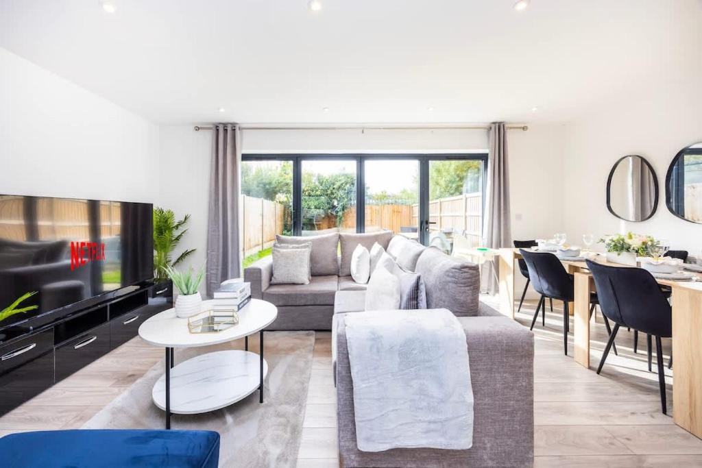 een woonkamer met een bank en een tafel bij New 3 Bed House, Sittingbourne, Sleeps 7, Contractors, Families , Weekly and Monthly Offers in Milton Regis