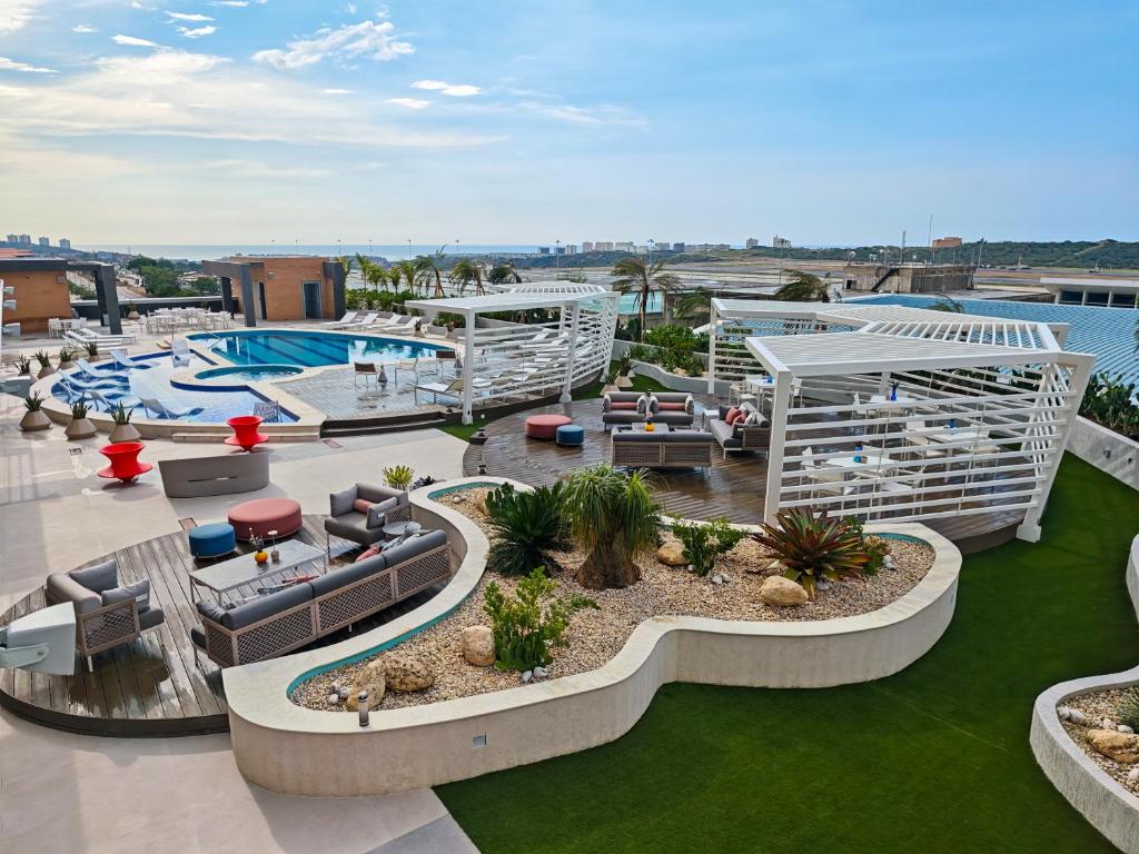 Una vista aérea de un complejo turístico con piscina. en Hotel Gran Cacique Maiquetia, en Maiquetía