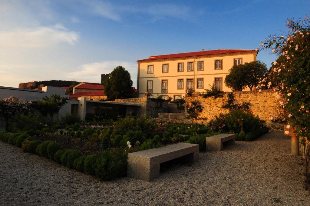 Um jardim no exterior de INATEL Linhares da Beira Hotel Rural