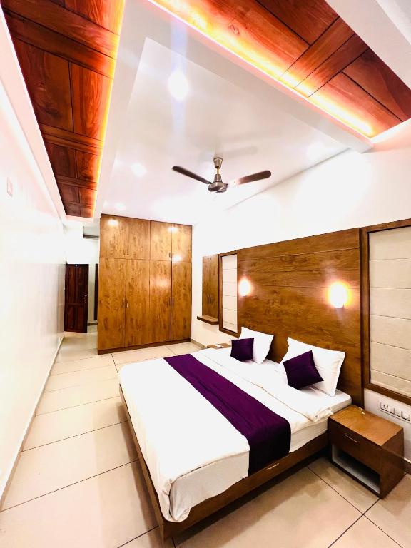 a bedroom with a large bed with wooden ceilings at i7 HOMESTAY in Jāmb
