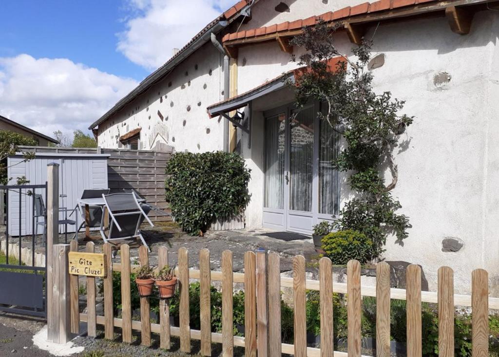 a wooden fence in front of a house at Gîte Pic de Cluzel in Saurier