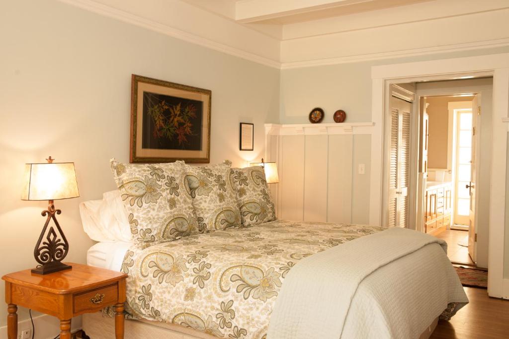 En eller flere senge i et værelse på Ideal Location in West Beach! Spacious Chapala Gardens 1BR - Unit 1