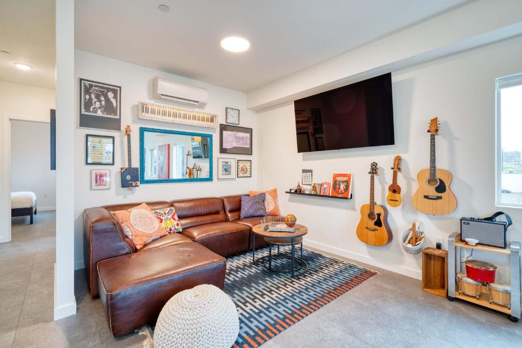 Posezení v ubytování Luxury Penthouse - Rooftop Deck - 3BR - AC