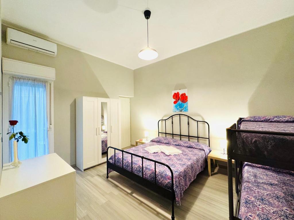 een slaapkamer met een bed met een paars dekbed bij Angelia in Capaci