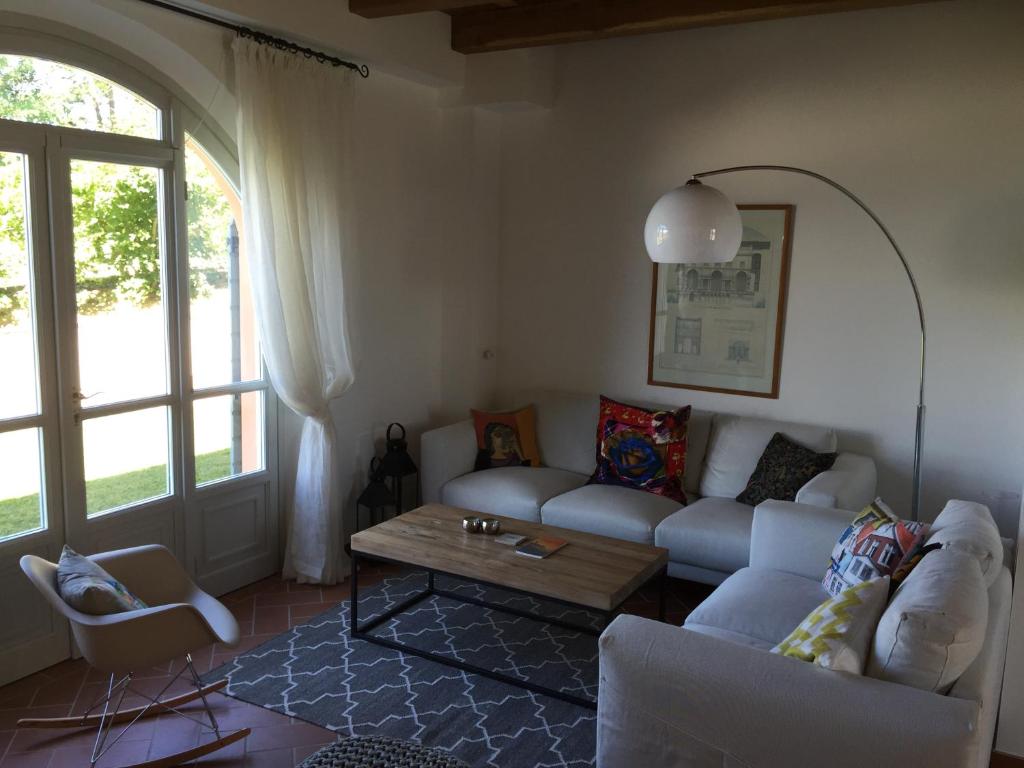 salon z kanapą i stołem w obiekcie La Famulenta garden apartment w mieście Grazzano Badoglio