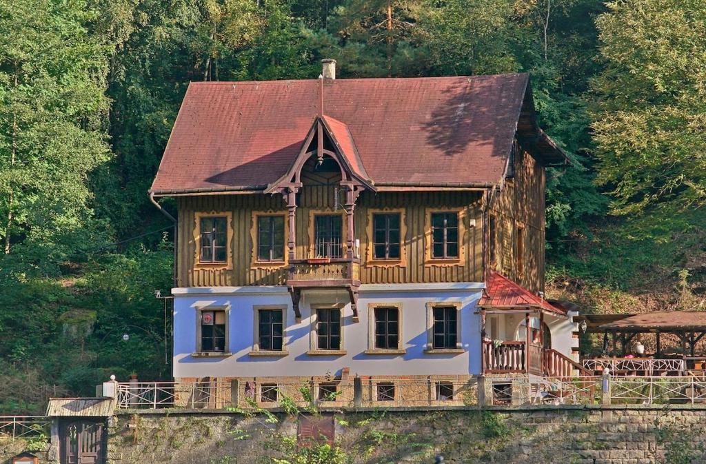 Το κτήριο όπου στεγάζεται  η παραθεριστική κατοικία