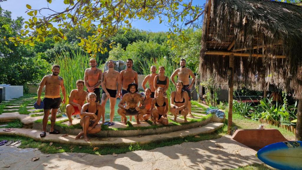 een groep mensen in badpakken die poseren voor een foto bij Mapu in Pipa