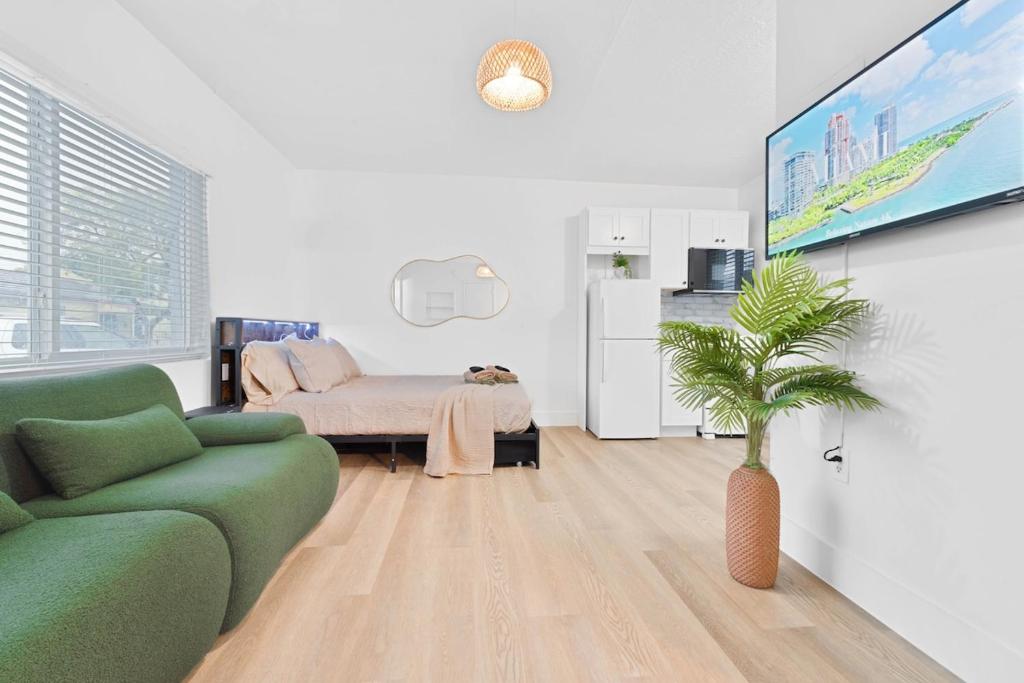 TV a/nebo společenská místnost v ubytování Miami Modern Studio minutes to Wynwood & Downtown