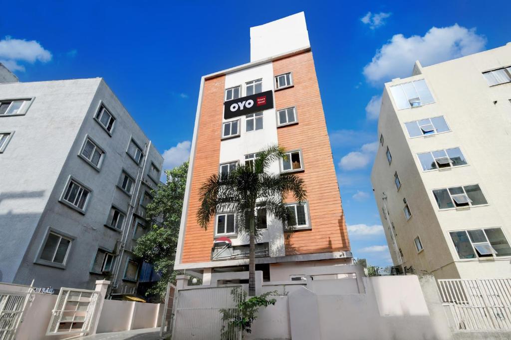 un bâtiment avec une enseigne sur le côté dans l'établissement Hotel O Victoria Grand, à Surūrnagar